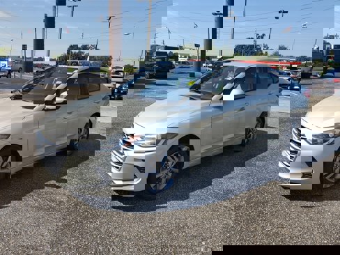 Used 2017 Hyundai Elantra SE image 2
