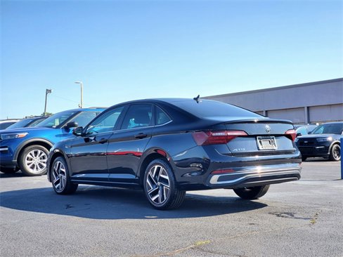 Used 2022 Volkswagen Jetta SEL image 3
