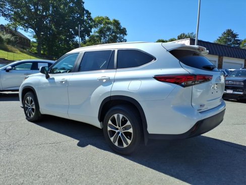 Used 2023 Toyota Highlander XLE image 4