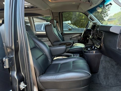 Used 2017 Chevrolet Express 2500 image 10