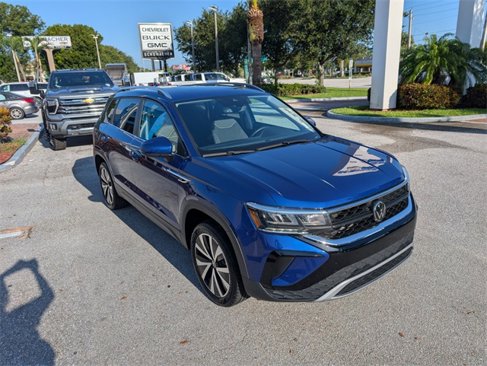 Certified 2024 Volkswagen Taos SE image 2
