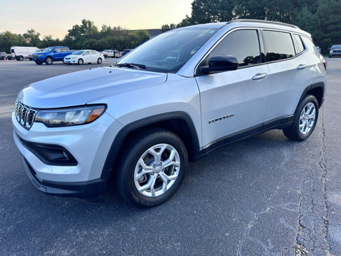 Used 2024 Jeep Compass Latitude image 3