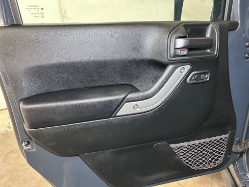 Used 2017 Jeep Wrangler Unlimited Rubicon w/ Connectivity Group image 21