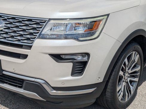 Used 2018 Ford Explorer Platinum image 2