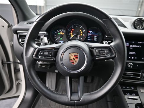 Certified 2022 Porsche Macan image 13