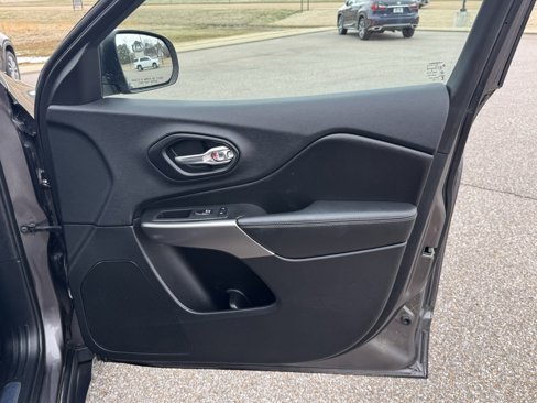 Used 2019 Jeep Cherokee Limited image 42