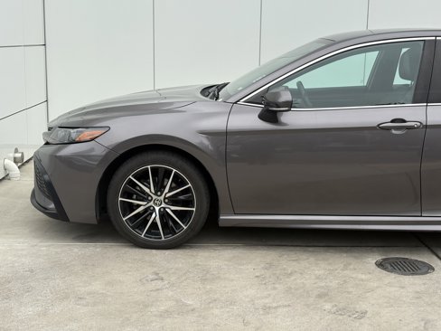 Used 2022 Toyota Camry SE image 5