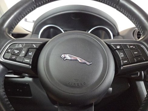 Used 2018 Jaguar F-PACE Premium image 23