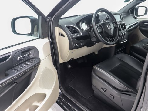 Used 2017 Dodge Grand Caravan SXT image 22