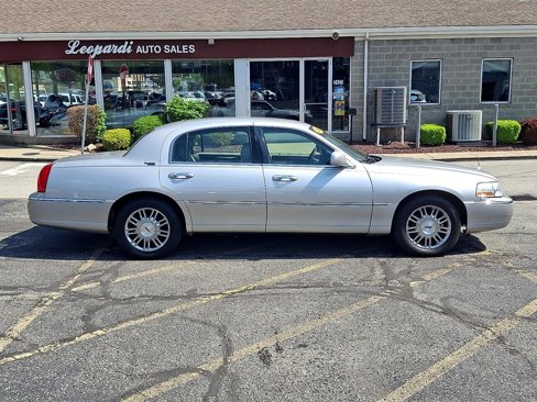Used 2009 Lincoln Town Car Signature Limited image 7