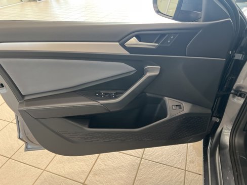 Used 2025 Volkswagen Jetta SE image 12