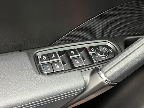 Used 2015 Porsche Cayenne S image 29