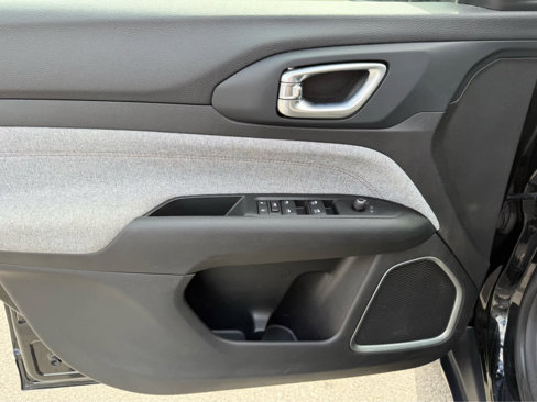 Used 2022 Jeep Compass Latitude image 11