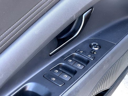 Used 2025 Hyundai Elantra Sport image 12
