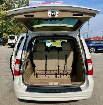 Used 2015 Chrysler Town & Country Touring w/ Driver Convenience Group image 12