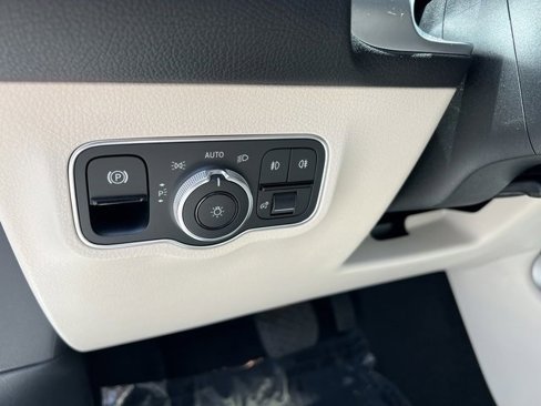 Used 2023 Mercedes-Benz GLB 250 image 40