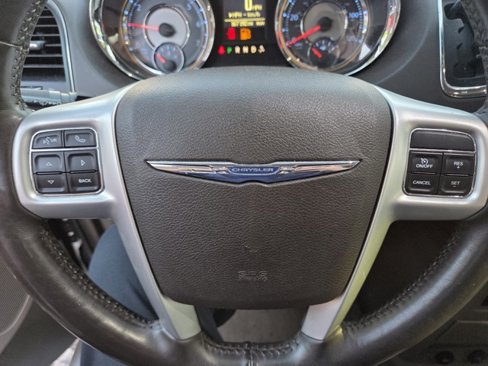 Used 2016 Chrysler Town & Country Touring w/ Driver Convenience Group image 15