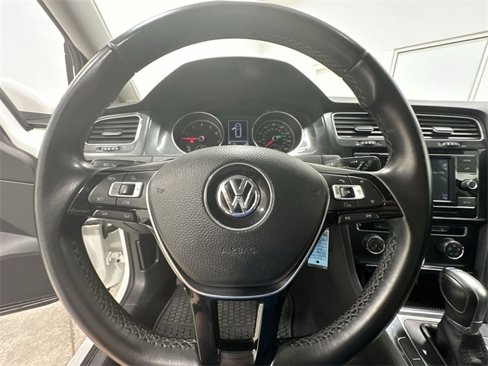 Used 2018 Volkswagen Golf S image 17