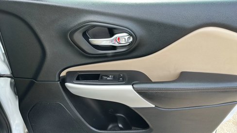 Used 2017 Jeep Cherokee Limited image 16