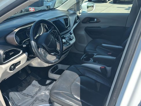 Used 2017 Chrysler Pacifica Touring-L image 8