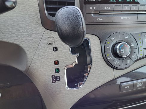 Used 2011 Toyota Sienna LE image 29