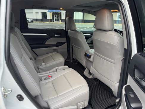 Used 2019 Toyota Highlander XLE image 33