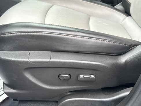 Used 2022 Chevrolet Trax LT w/ Premium Seat Package image 24