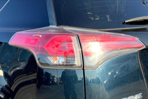 Used 2018 Toyota RAV4 SE image 25