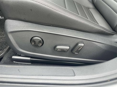 Used 2021 Volkswagen Jetta SE w/ SE Cold Weather Package image 18