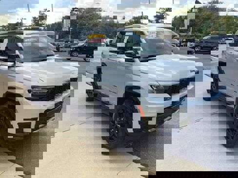 Certified 2024 Jeep Grand Cherokee L Laredo image 4