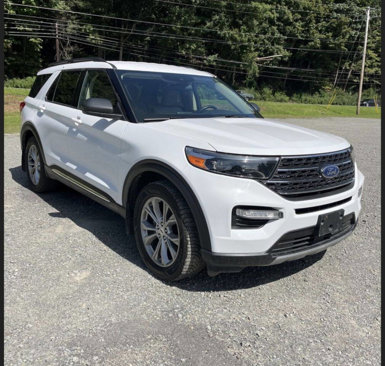 Used 2021 Ford Explorer XLT image 3
