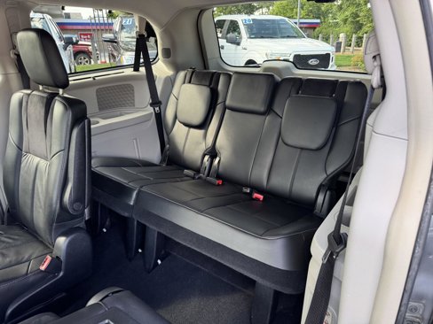 Used 2011 Chrysler Town & Country Limited image 8