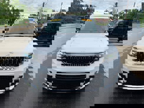 Certified 2021 Jeep Grand Cherokee L Limited w/ Luxury Tech Group II image 3