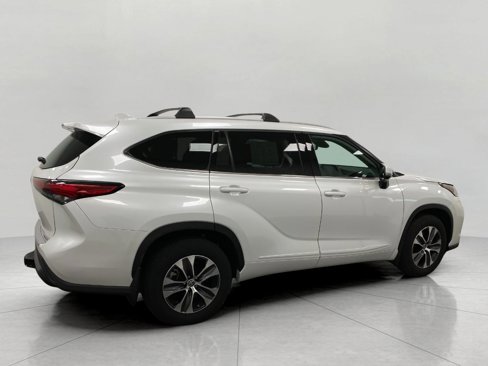 Used 2022 Toyota Highlander XLE image 3