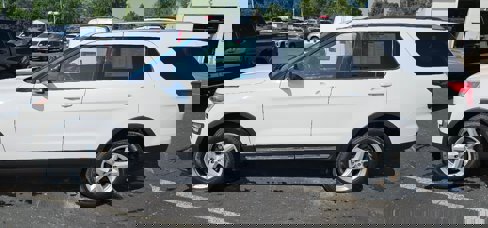 Used 2017 Ford Explorer XLT w/ Equipment Group 202A image 4