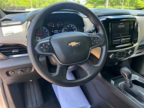 Used 2022 Chevrolet Traverse LS image 9