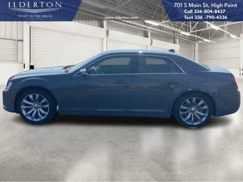 Used 2019 Chrysler 300 Touring w/ Chrome Appearance Package image 8