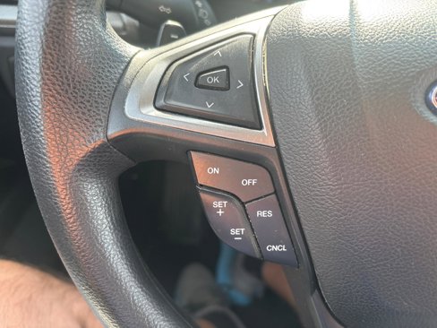 Used 2017 Ford Fusion SE w/ Fusion SE Technology Package image 12