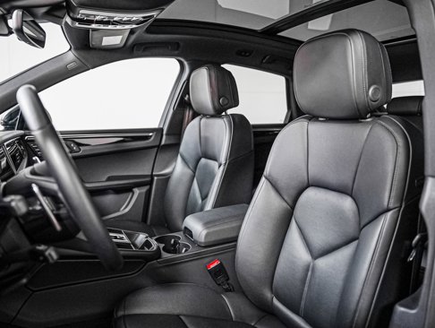 Certified 2023 Porsche Macan image 5