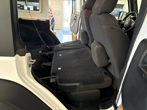 Used 2015 Jeep Wrangler Unlimited Rubicon w/ Max Tow Package image 37
