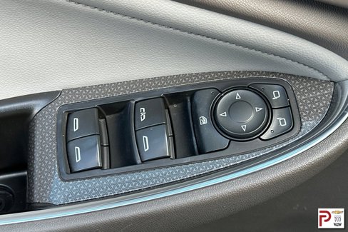 Used 2017 Chevrolet Malibu LT w/ Leather Package image 12