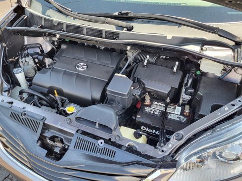Used 2011 Toyota Sienna LE image 9