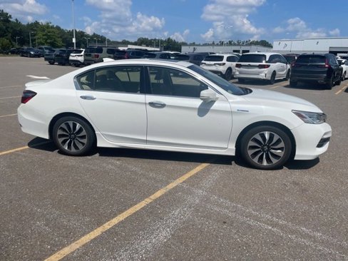 Used 2017 Honda Accord Touring image 2