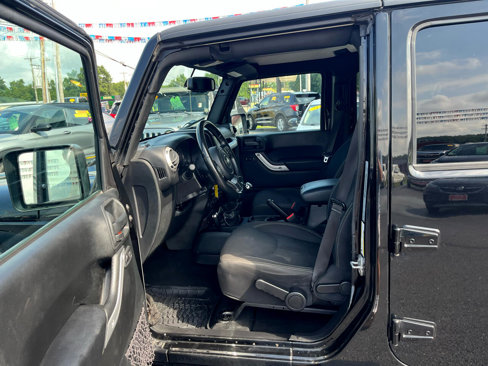 Used 2016 Jeep Wrangler Unlimited Sahara w/ Connectivity Group image 11