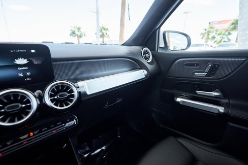 Used 2022 Mercedes-Benz GLB 250 4MATIC w/ Premium Package Lite image 57