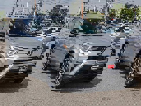 Used 2018 Toyota RAV4 LE image 3