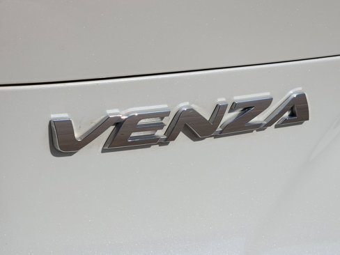 Used 2021 Toyota Venza XLE image 11