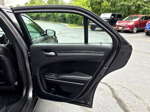 Used 2016 Chrysler 300 Limited image 37