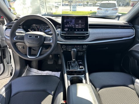 Used 2024 Jeep Compass Latitude image 11