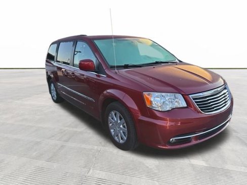 Used 2014 Chrysler Town & Country Touring image 3